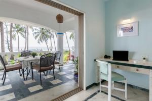 En TV eller et underholdningssystem på StayVista's Villa Bharat - Beachfront serenity with A spacious lawn