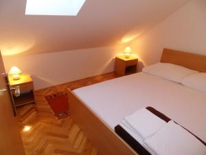 Postel nebo postele na pokoji v ubytování Apartments Petricevic 2