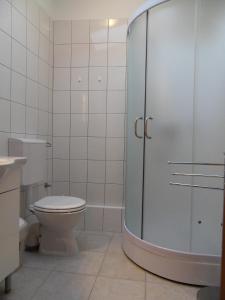 Koupelna v ubytování Apartments Petricevic 2 + 19 fotografií