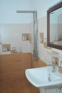 Koupelna v ubytování Nethum Beach House + 51 fotografií