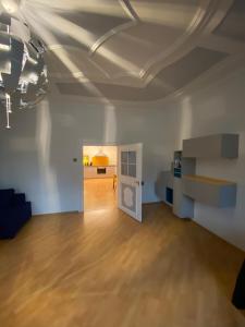 sala de estar con suelo de madera y techo en Urban Living Graz - Apartment Top 4 self check-in, en Graz