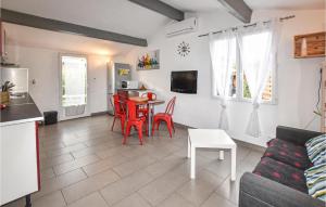 sala de estar con sofá y mesa en Awesome Home In Aubignan With Wifi, Outdoor Swimming Pool And 1 Bedrooms, en Aubignan