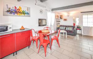 uma cozinha e sala de estar com mesa e cadeiras em Stunning Home In Aubignan With Kitchenette em Aubignan