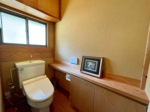 Ένα μπάνιο στο Atami Roji Kaede -熱海 路地楓- 温泉付 ペット可