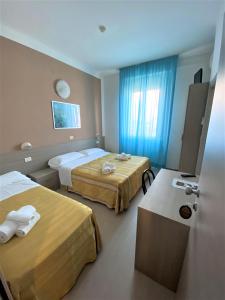 pokój hotelowy z dwoma łóżkami i oknem w obiekcie Hotel New Primula w Rimini +37 zdjęć