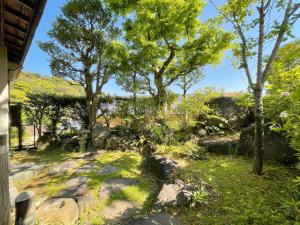 Κήπος έξω από το Atami Roji Kaede -熱海 路地楓- 温泉付 ペット可