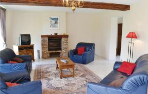 ein Wohnzimmer mit 2 blauen Sofas und einem Tisch in der Unterkunft Stunning Home In Chigny With Kitchen in Chigny