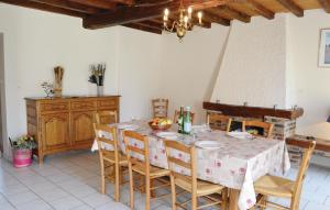 Beautiful Home In Chigny With 3 Bedrooms tesisinde bir restoran veya yemek mekanı