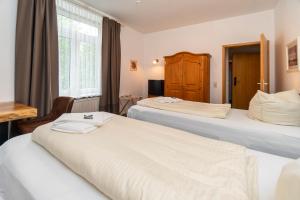 Postel nebo postele na pokoji v ubytování Hotel Holsteinische Schweiz am Dieksee