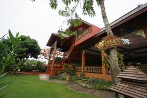 Una casa con un letrero en la parte delantera. en Romsak Lanna Resort Chiang Mai, en Chiang Mai