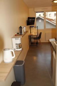 una cocina con barra y cubo de basura en Grenoble hyper-centre + WiFi + Netflix en Grenoble