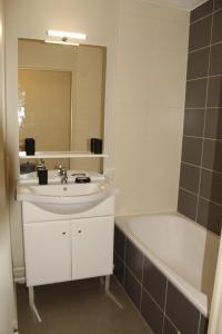 a bathroom with a sink and a bath tub at Grenoble hyper-centre + WiFi + Netflix in Grenoble