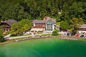 an aerial view of a large house on the water at Hotel & Gasthof Fürberg in Sankt Gilgen