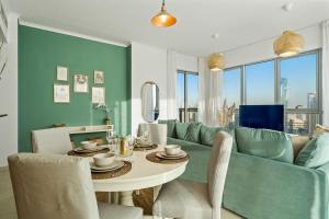 uma sala de estar com um sofá azul e uma mesa em Chic and Zen Apartment, Near Burj Khalifa Tower em Dubai
