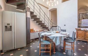 een eetkamer met een tafel en een koelkast bij Gallinara in Borgio Verezzi