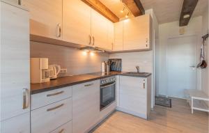 Kitchen o kitchenette sa 2 Bedroom Gorgeous Apartment In Friedrichskoog-,,,