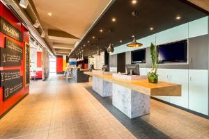 TV a/nebo společenská místnost v ubytování ibis Hotel München Garching