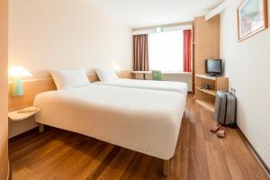 Postel nebo postele na pokoji v ubytování ibis Hotel München Garching + 37 fotografií