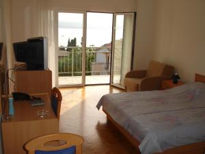 Televízia a/alebo spoločenská miestnosť v ubytovaní Apartments Petricevic