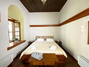 PinakátaiにあるAlatinosのベッドルーム(ベッド1台、テーブル付)