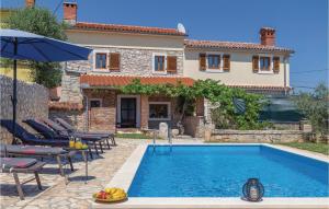 una villa con piscina di fronte a una casa di 4 Bedroom Cozy Home In Liznjan a Ližnjan (Lisignano)