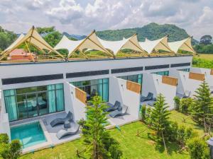 Utsikt över poolen vid The X10 private pool villa khaoyai Japan-Italian SHA Certified เขาใหญ่ eller i närheten