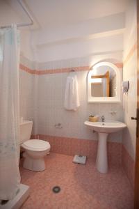 寇奇儂內隆的住宿－Yiouli Hotel，一间带卫生间、水槽和镜子的浴室