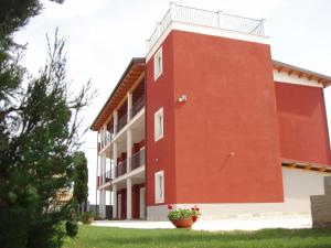 Budova, kde se aparthotel nachází