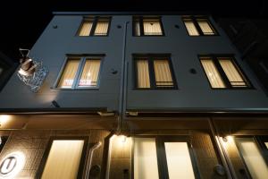 un edificio con ventanas iluminadas por la noche en U-Hotel Takadanobaba en Tokio