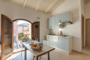 uma cozinha com mesa e cadeiras e uma janela em La Vecchia Scuola em Cavo