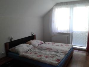 Un pequeño dormitorio con una cama con flores. en Apartmán Liptov, en Lúčky