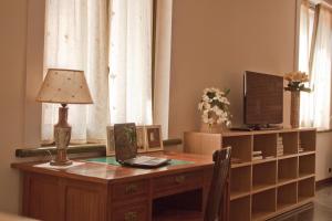 a room with a desk with a lamp and a television at Al Vecchio Palazzo in Casto