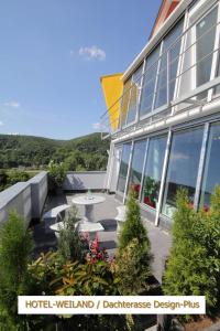 ein Entwurf für die Abwassereinleitung des Hotels und ein Schild vor einem Gebäude in der Unterkunft Hotel Weiland in Lahnstein