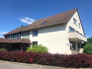 un edificio blanco con techo marrón en Apartments Benzweg 2 en Northeim