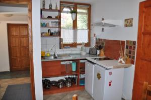 Kuchyň nebo kuchyňský kout v ubytování Katalin Vendégház