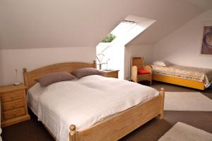 ein Schlafzimmer mit einem großen Bett und einem Fenster in der Unterkunft Ferienwohnung Klebeck in Lüdenscheid