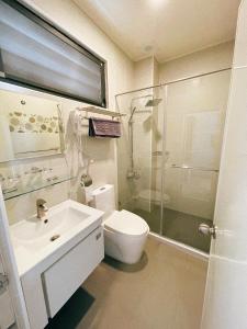 Baðherbergi á 鄉間小路 Home 備有專屬停車場