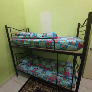 2 literas en una habitación con cajas. en Ma Maison Homestay Taman Daiman Jaya Kota Tinggi, en Kota Tinggi