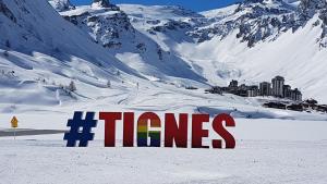 un cartello nella neve con le montagne sullo sfondo di Le Rosset a Tignes