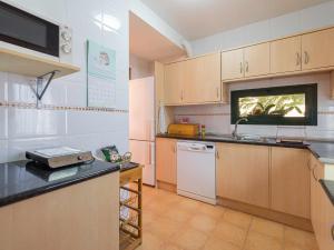una cucina con lavandino e lavastoviglie di Mahostly Casa Fika a Corralejo