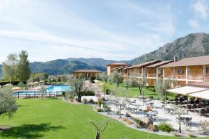 een uitzicht op het resort met bergen op de achtergrond bij Hotel Residence La Pertica in Tremosine Sul Garda