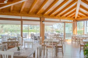 A restaurant or other place to eat at Hotel Residence La Pertica