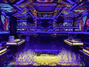 Una stanza con un mucchio di bicchieri sul palco di Camellia Luxury Hotel Tam Đảo a Tam Ðảo