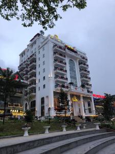 een wit gebouw met een fontein ervoor bij Camellia Luxury Hotel Tam Đảo in Tam Ðảo