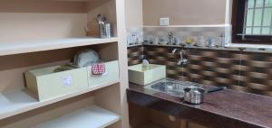 Кухня или мини-кухня в Dev's Residency
