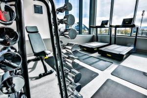 a gym with two treadmills and a treadmill at Hotel Das Zeit in Lenzing