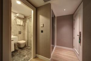 une salle de bain avec WC et douche à l'italienne dans l'établissement Dora Pera Hotel, à Istanbul 34 autres photos