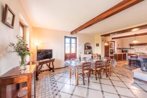TV a/nebo společenská místnost v ubytování Villa Bricco Paglieri, entire Villa