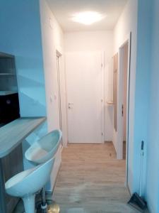 um quarto com uma secretária, uma cadeira e uma porta em Digital Nomad Villa EROS em Struga
