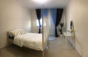 الشاطئ الازرق - الواحة في King Abdullah Economic City: غرفة نوم صغيرة مع سرير وطاولة
